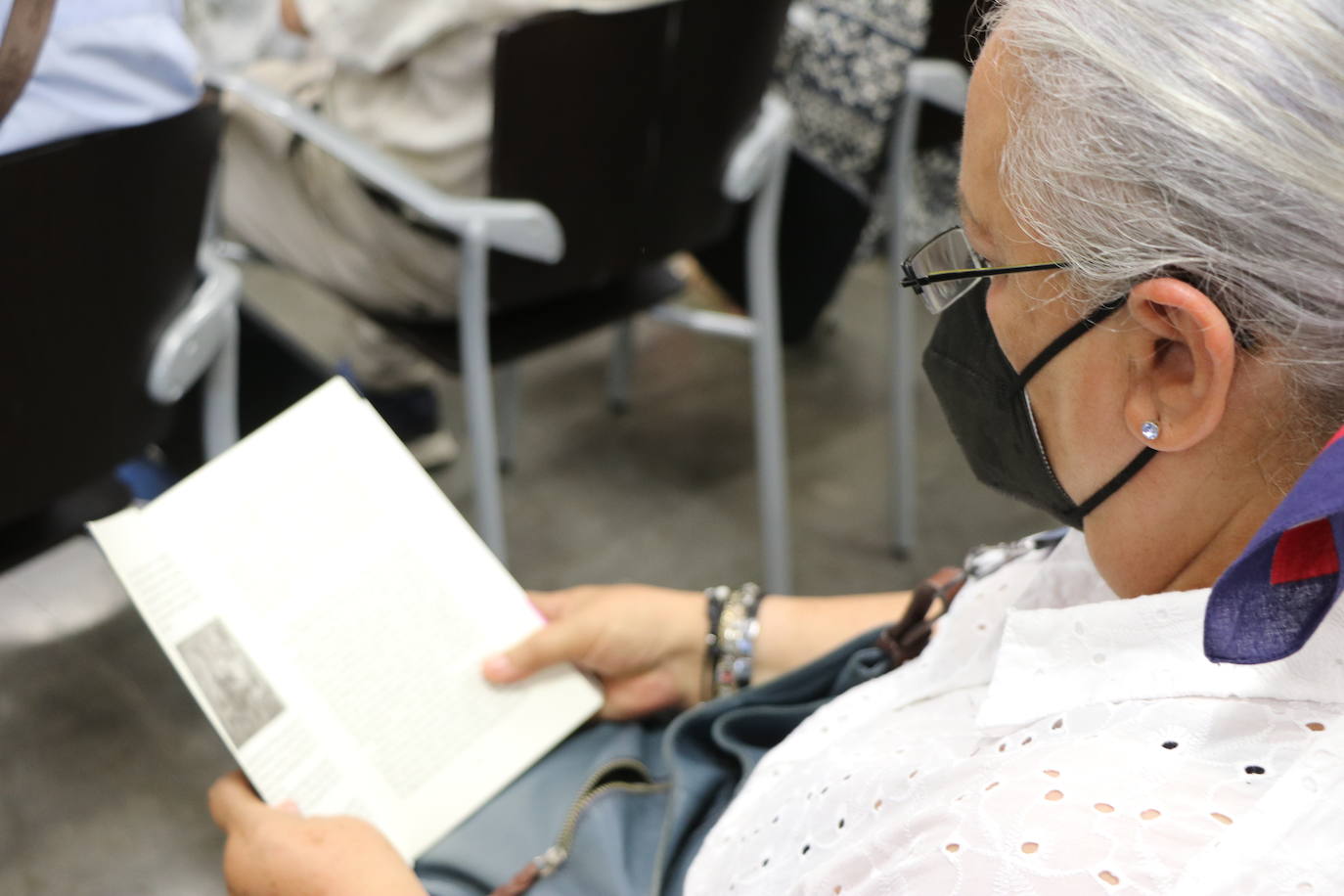 El escritor leonés presenta en la Fundación Sierra Pambley su último trabajo en el que repasa la vida de la pintora de la corte de Felipe II | En la presentación le ha acompañado Natalia Álvarez con la que ha desgranado cómo fue escribir la novela durante el confinamiento.