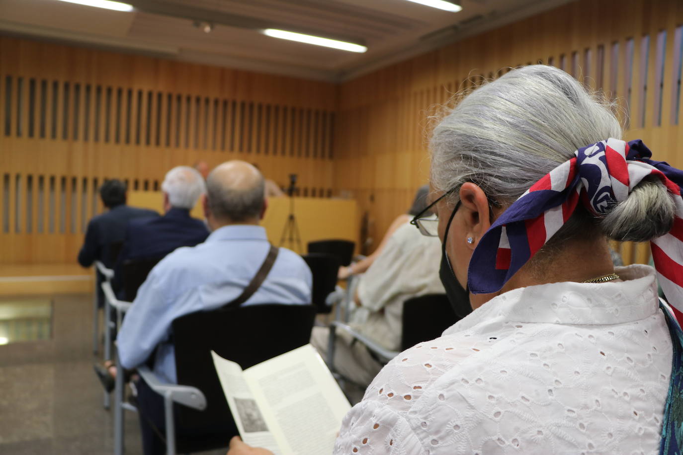 El escritor leonés presenta en la Fundación Sierra Pambley su último trabajo en el que repasa la vida de la pintora de la corte de Felipe II | En la presentación le ha acompañado Natalia Álvarez con la que ha desgranado cómo fue escribir la novela durante el confinamiento.