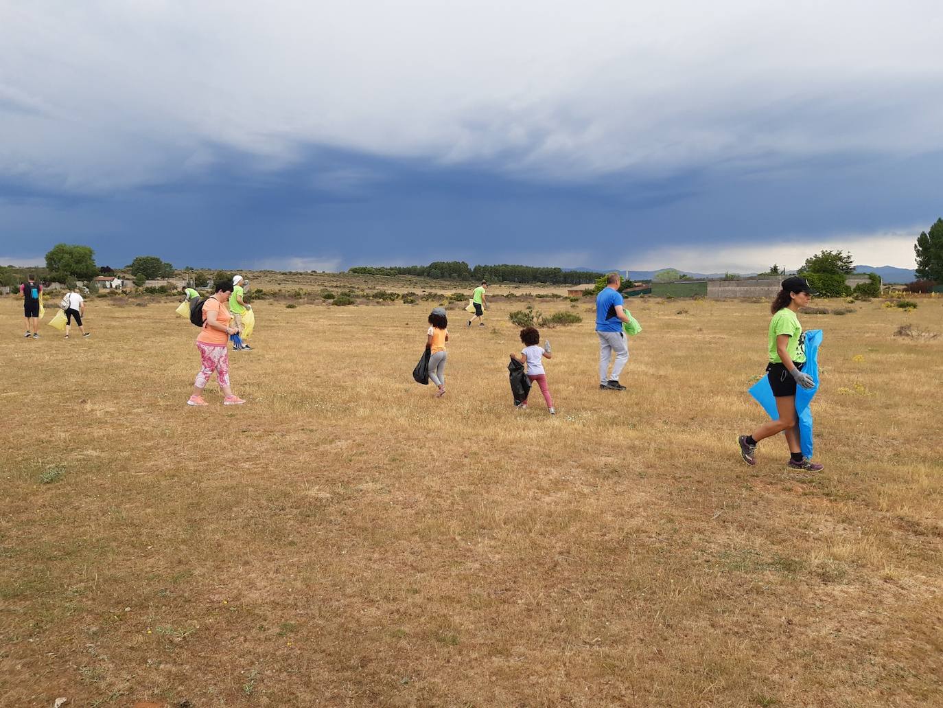 La alcaldesa de San Andrés del Rabanedo, Camino Cabañas, y el concejal de Medio Ambiente, Manuel Ángel García Aller se suman a la campaña.
