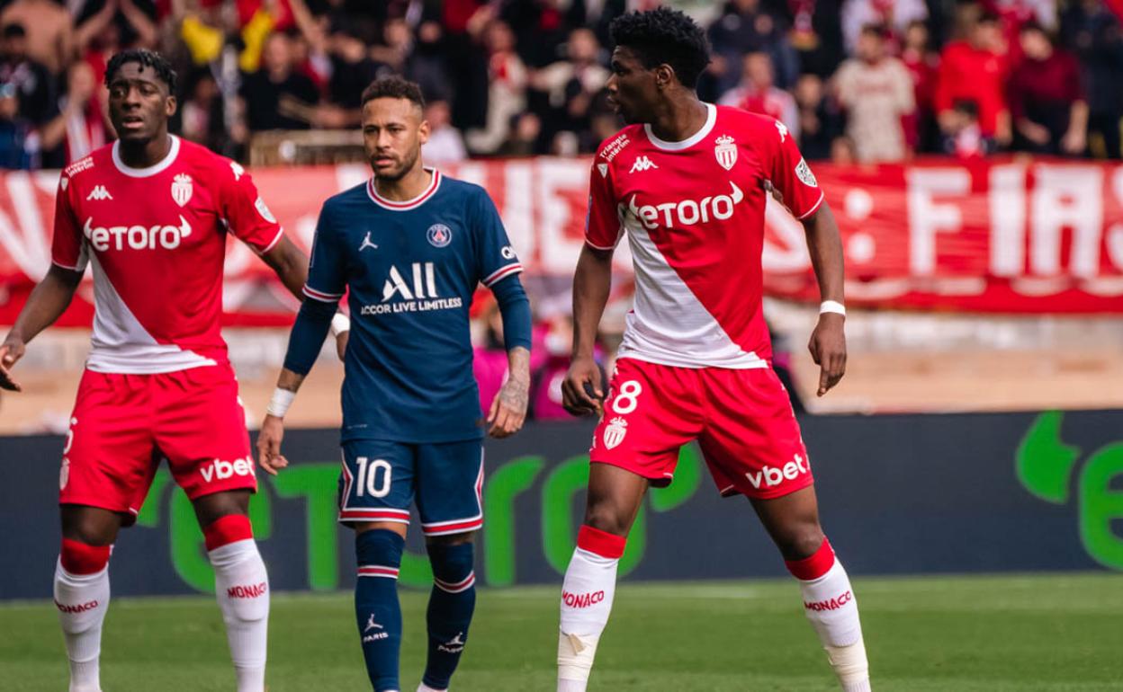 Aurélien Tchouaméni (d) defendiendo una acción a balón parado ante la mirada de Neymar.