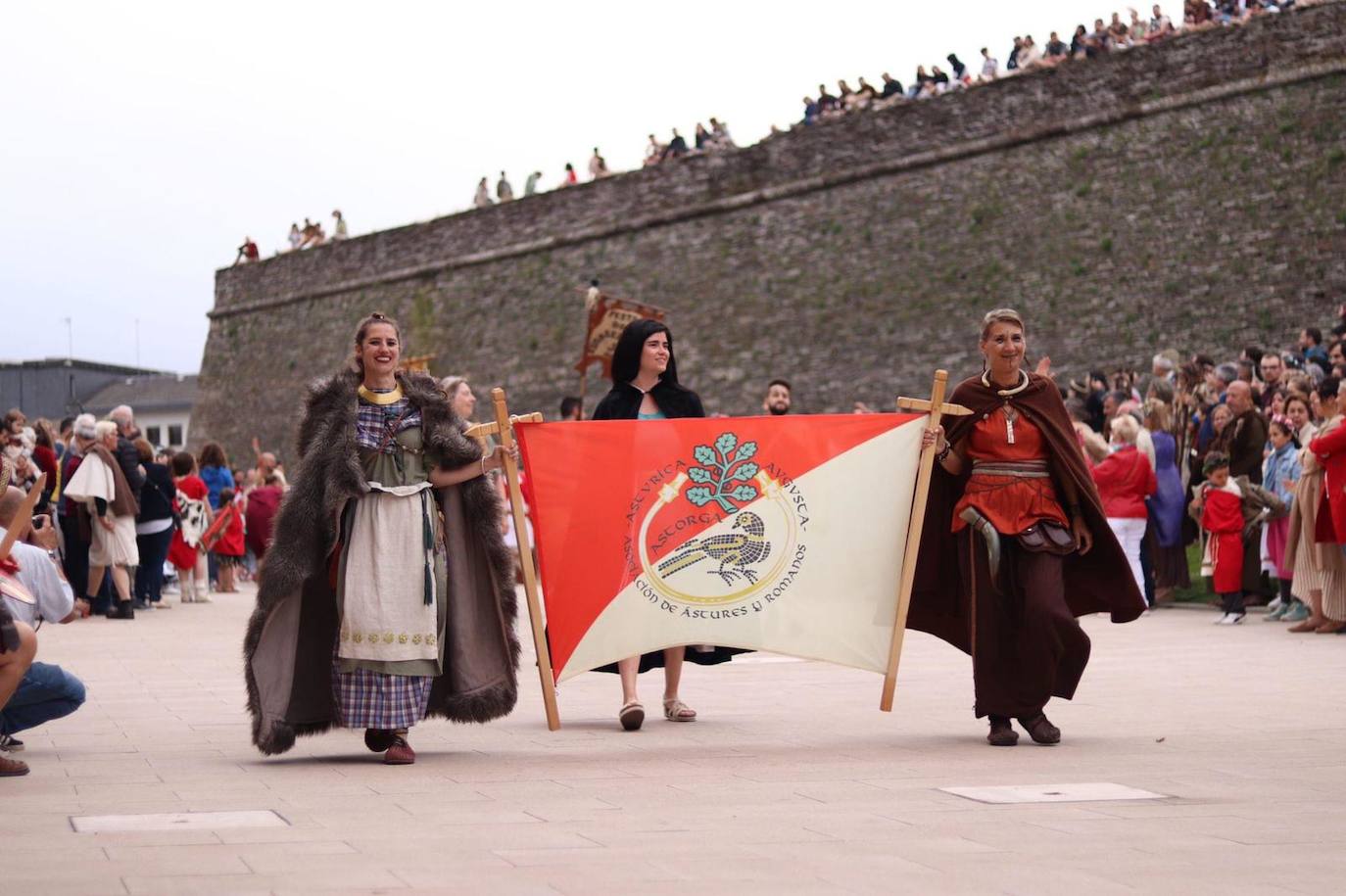 Fotos: Astures y Romanos de Astorga visitan el Arde Lucus en Lugo