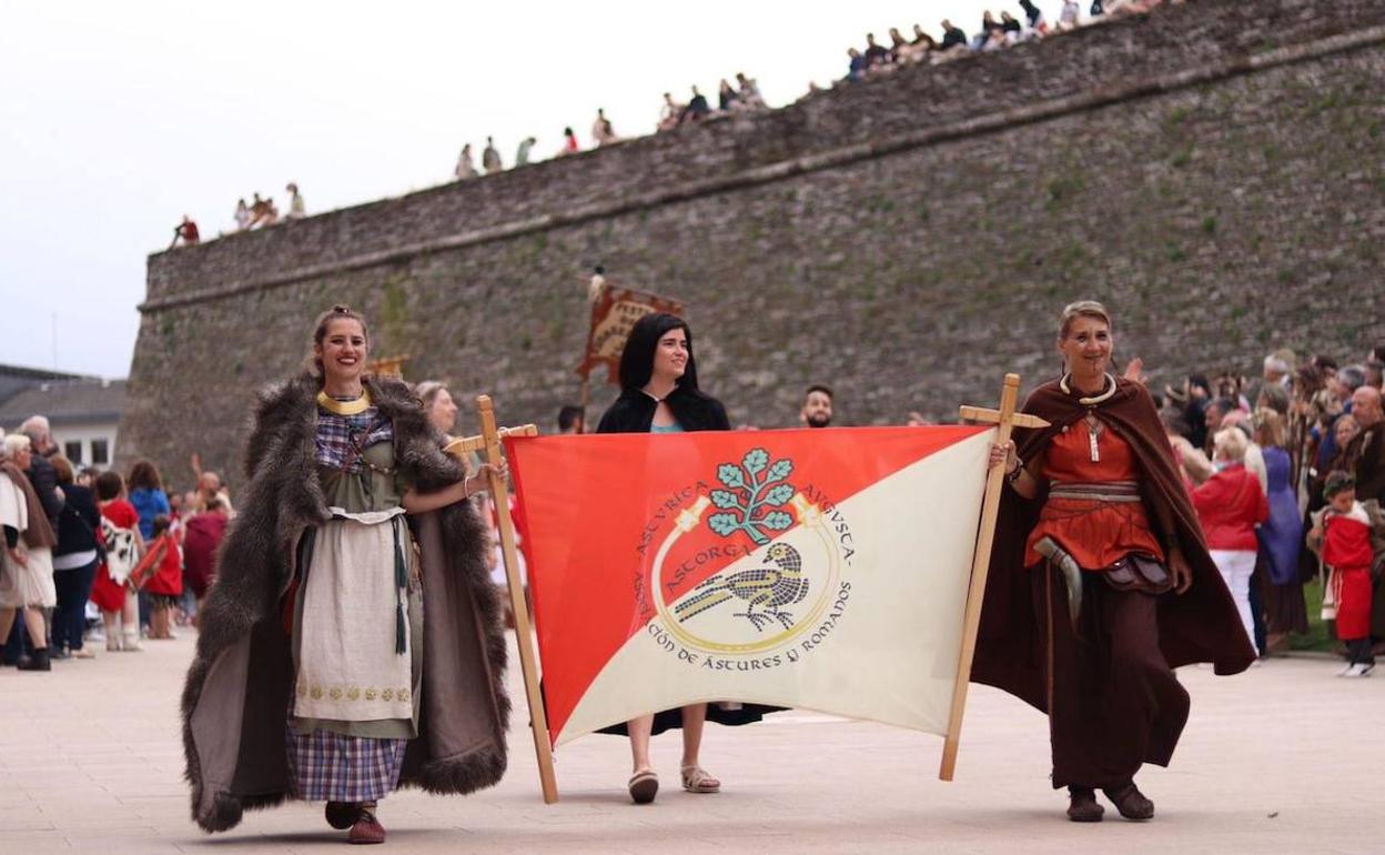 Una delegación de Astorga visitó las fiestas del Arde Lucus en la provincia vecina. 