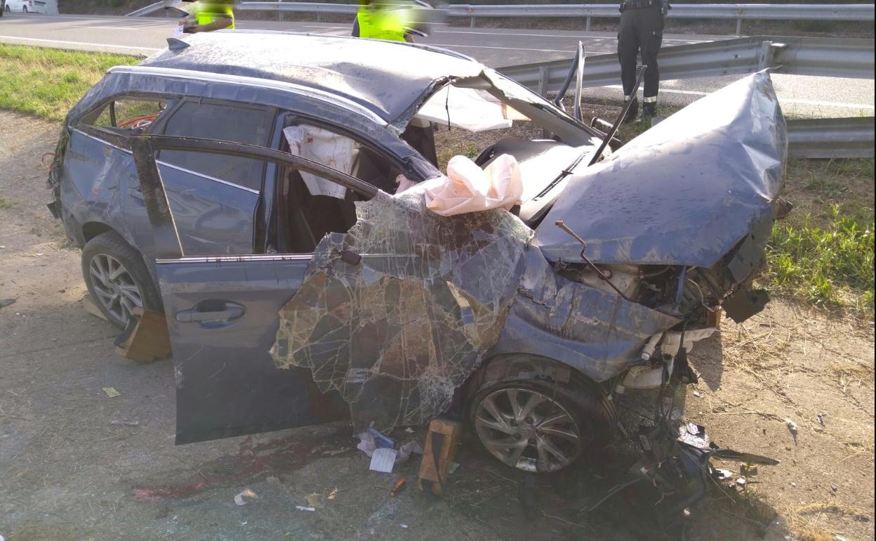 Estado del vehículo tras el impacto contra el pilar del puente. 