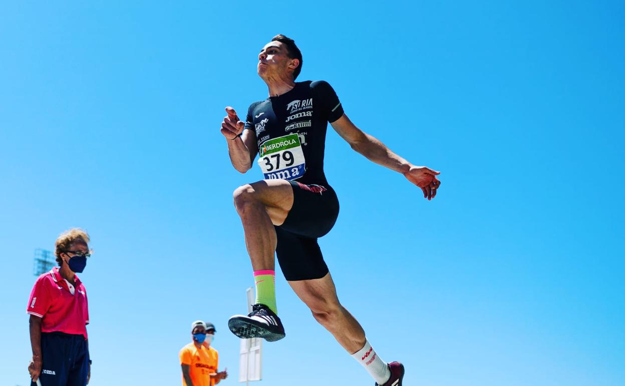 Dani Ámez, en el concurso de salto de longitud de este domingo en La Nucía (Alicante).