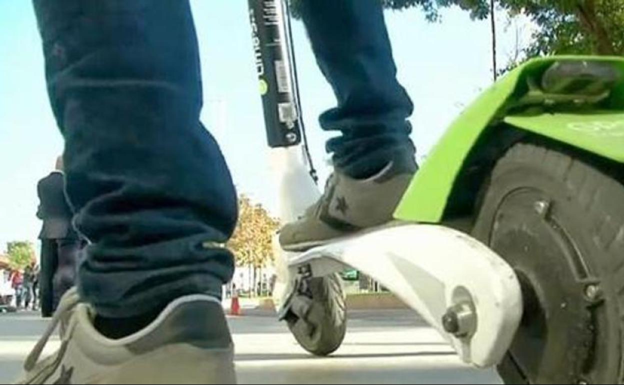 La Policía Local intercepta al conductor de un patinete que da positivo en la prueba de drogas