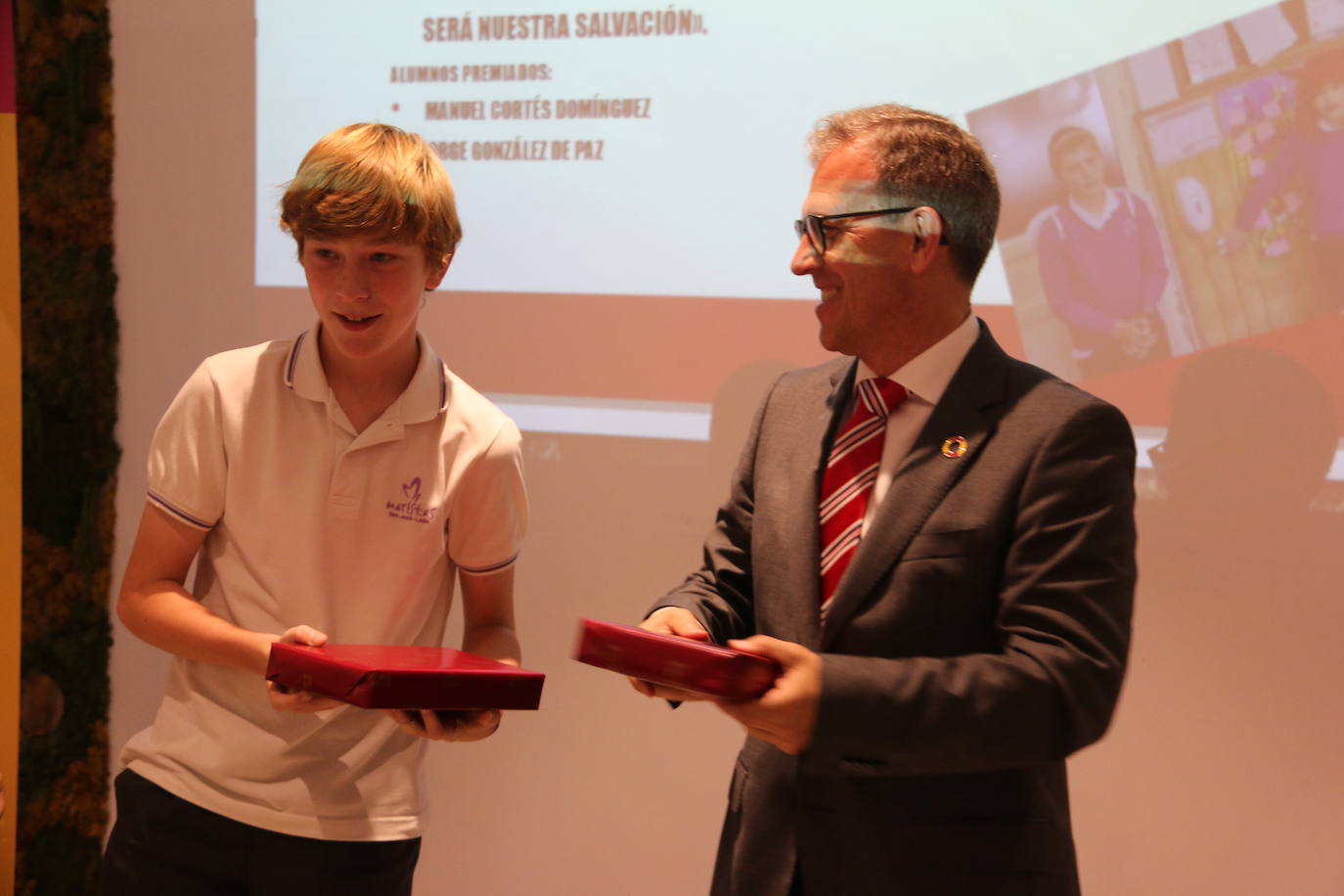 El consejero de Industria, Comercio y Empleo, Mariano Veganzones, entrega a los alumnos de primaria Manuel Cortés y Jorge González de Paz de este colegio leonés el galardón por su vídeo en el que repasan la importancia de prevenir en el colegio yen el trabajo para mejorar la seguridad.