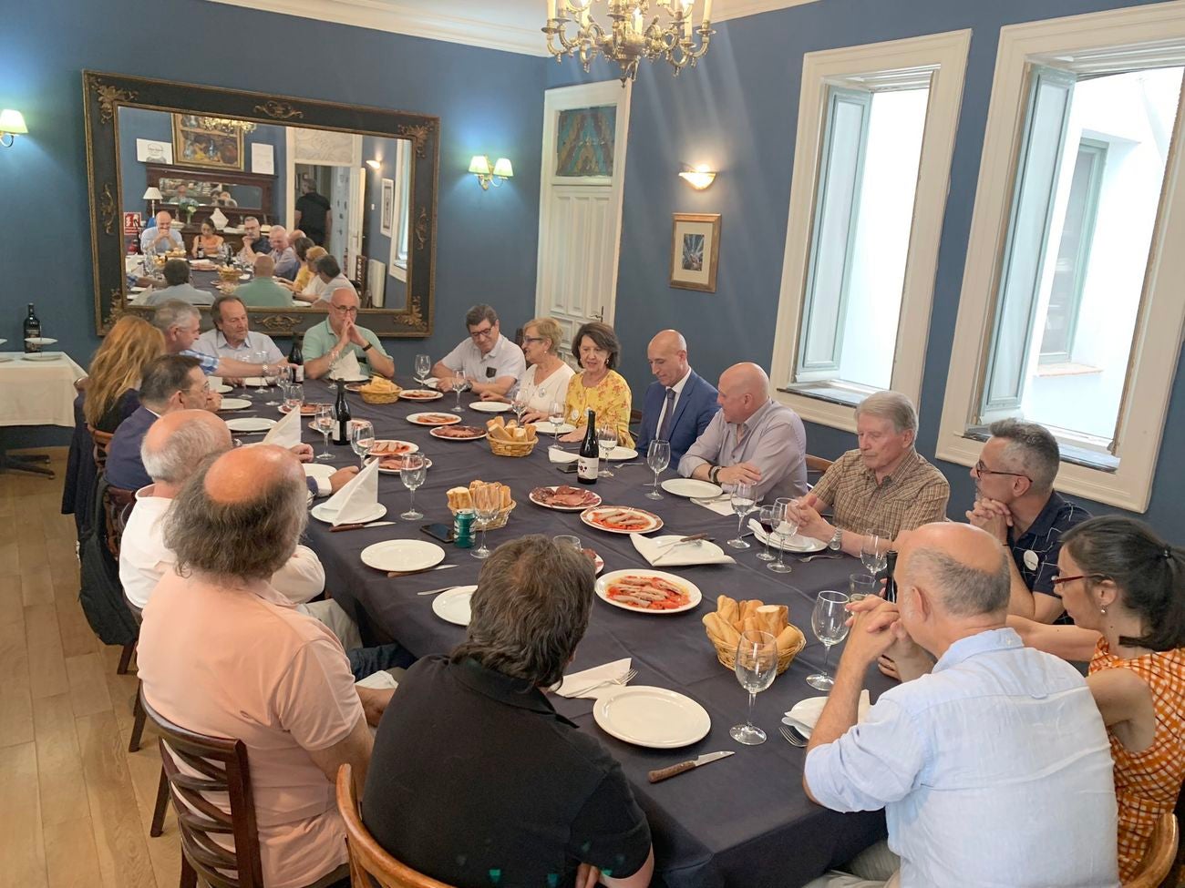 El secretario general del PSOE en la capital y alcalde de la ciudad remarca en la Casa de León en Madrid que el objetivo es «convencer a aquellos escépticos o a aquellos que no conocen la problemática de León» incluyendo a sus compañeros de partido. 