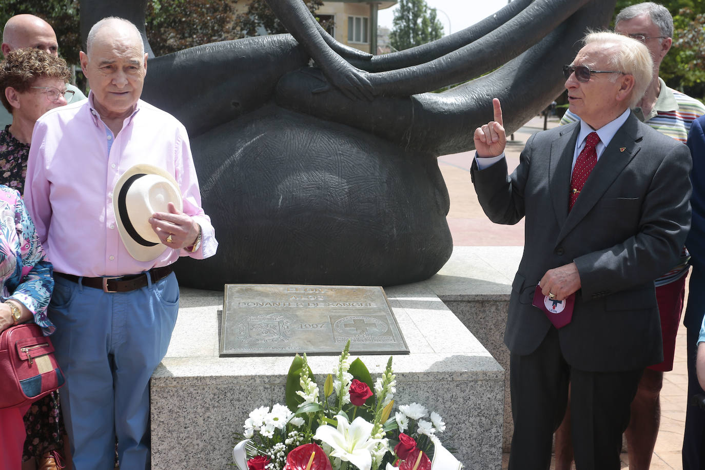 León aplaude la labor desinteresada durante 50 años de la Hermandad de Donantes de Sangre.