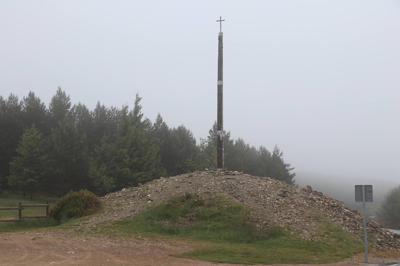 Los peregrinos afrontan uno de los tramos más duros hasta la llegada a este puerto de Foncebadón, en la provincia de León.