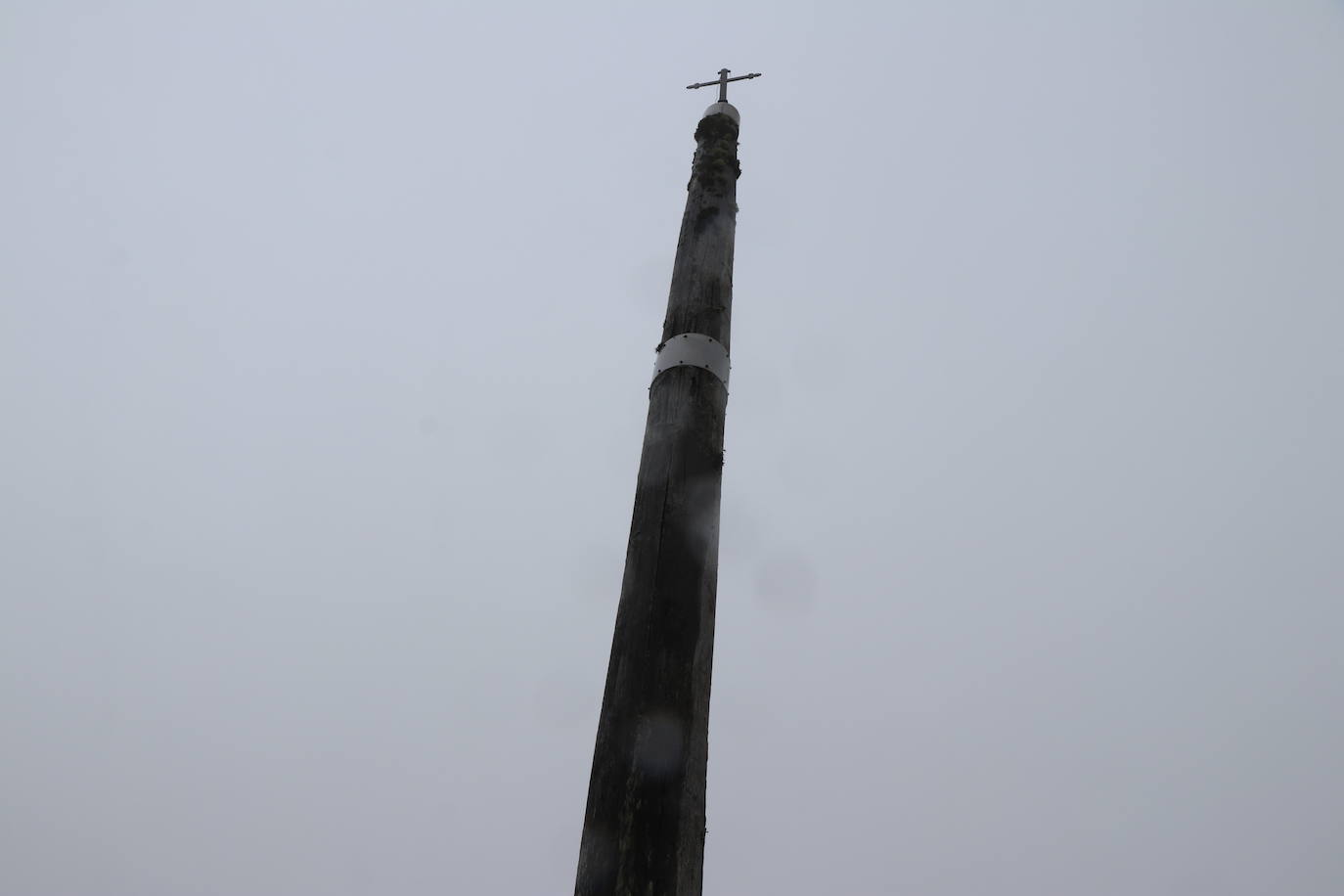 Los peregrinos afrontan uno de los tramos más duros hasta la llegada a este puerto de Foncebadón, en la provincia de León.