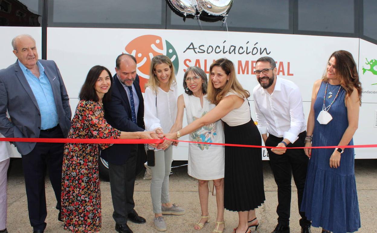 Acto de entrega del autobús de la Fundación Cepa a Salud Mental León. 