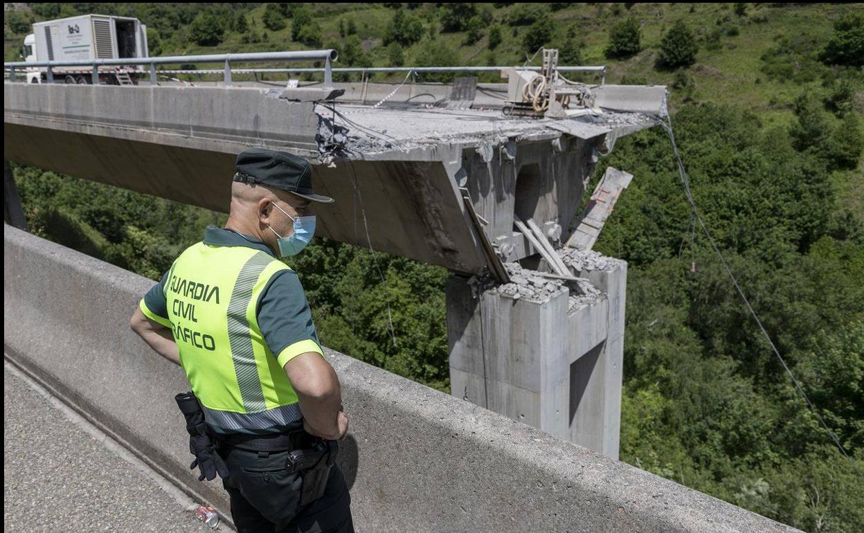 Derrumbe de parte del viaducto del Castro en el municipio de Vega de Valcarce.