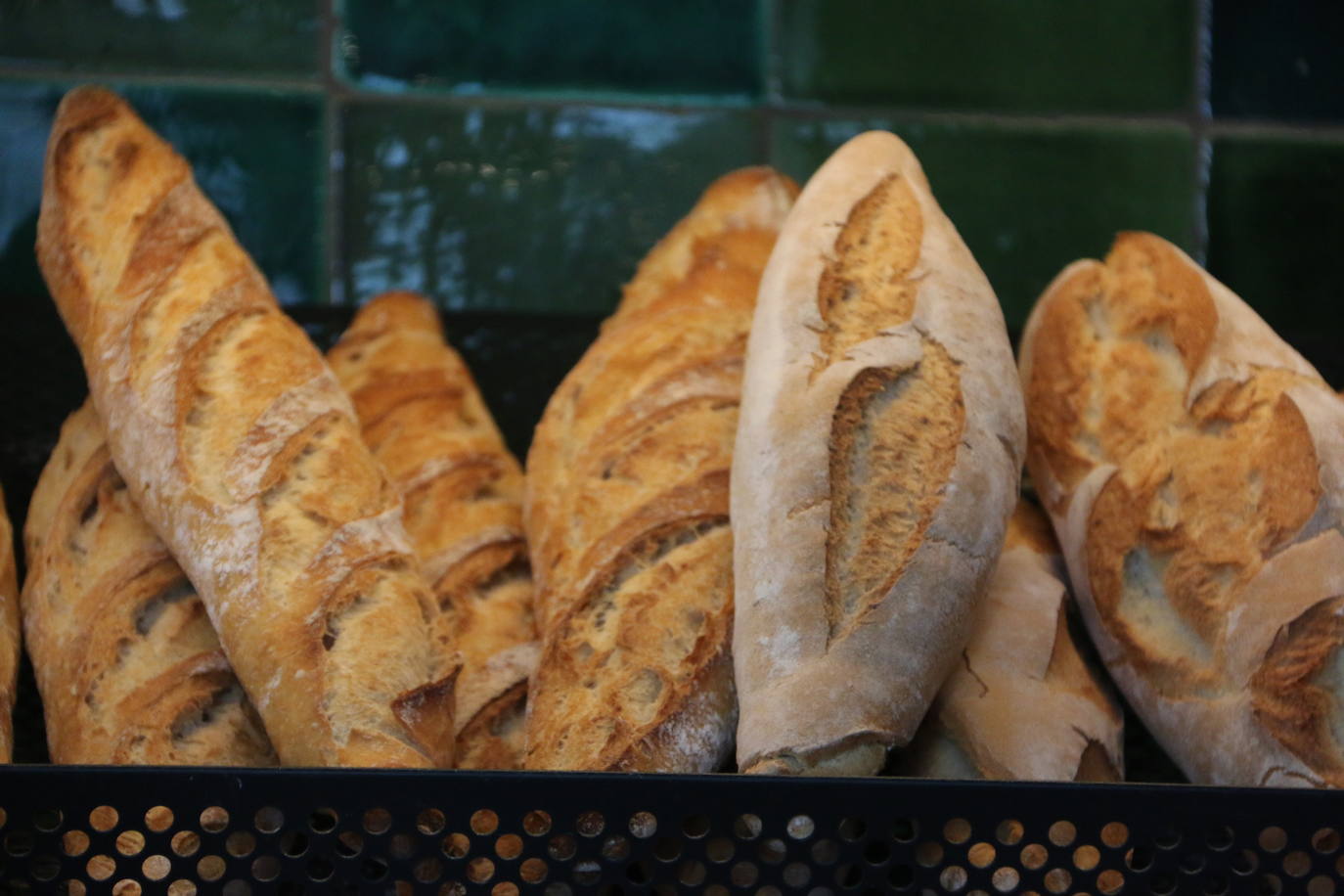 La Academia Leonesa de Gastronomía reconoce a la Panadería Flecha como el mejor productor leonés de 2021 | Con el sabor leonés «por bandera allí donde vamos», han creado productos innovadores como un trampantojo de pan de queso o pan de hamburguesas de trigo germinado.