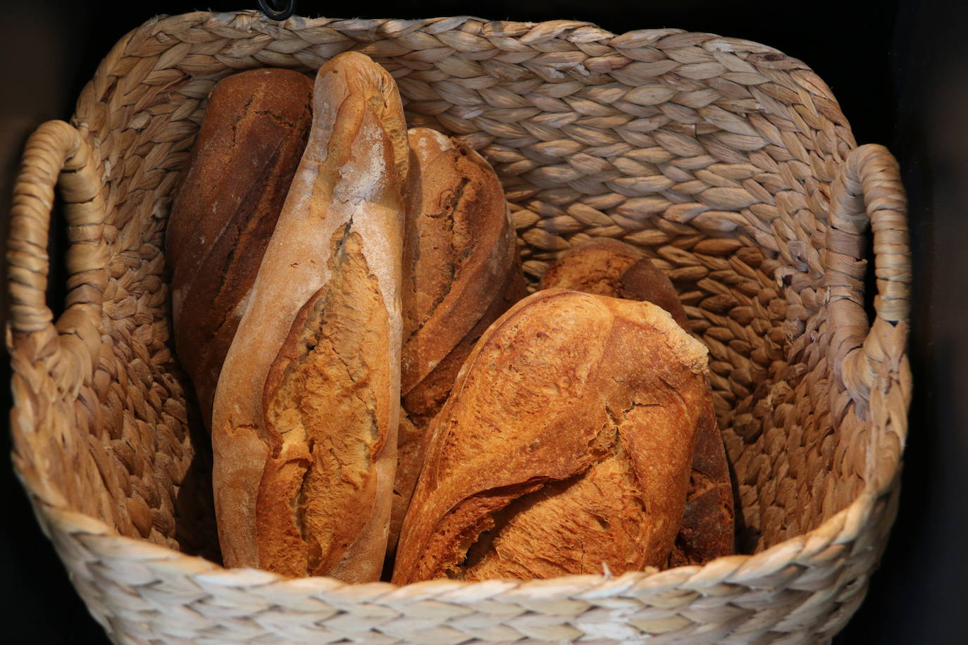 La Academia Leonesa de Gastronomía reconoce a la Panadería Flecha como el mejor productor leonés de 2021 | Con el sabor leonés «por bandera allí donde vamos», han creado productos innovadores como un trampantojo de pan de queso o pan de hamburguesas de trigo germinado.