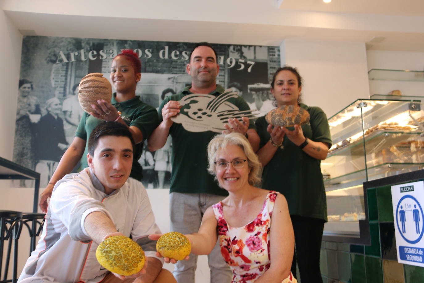 La Academia Leonesa de Gastronomía reconoce a la Panadería Flecha como el mejor productor leonés de 2021 | Con el sabor leonés «por bandera allí donde vamos», han creado productos innovadores como un trampantojo de pan de queso o pan de hamburguesas de trigo germinado.