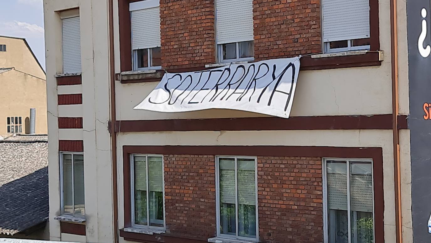 La integración ferroviaria en el alfoz de León es el perfecto ejemplo del fracaso de las administraciones para no resolver un problema de enorme trascendencia social. El tren no se entierra pero sí entierra a edificios y vecinos y les condena a un aislamiento «insoportable en este siglo».