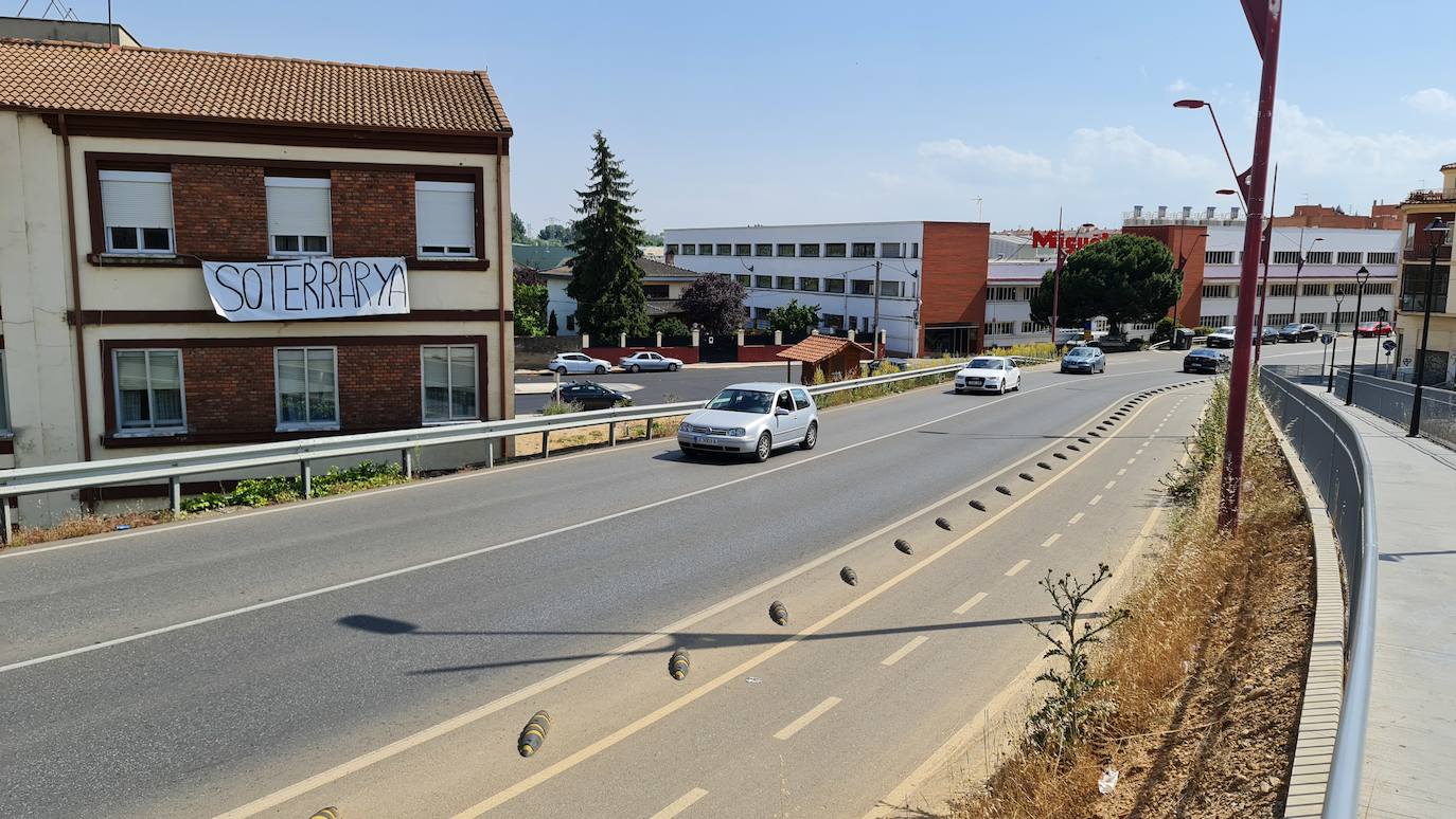 La integración ferroviaria en el alfoz de León es el perfecto ejemplo del fracaso de las administraciones para no resolver un problema de enorme trascendencia social. El tren no se entierra pero sí entierra a edificios y vecinos y les condena a un aislamiento «insoportable en este siglo».