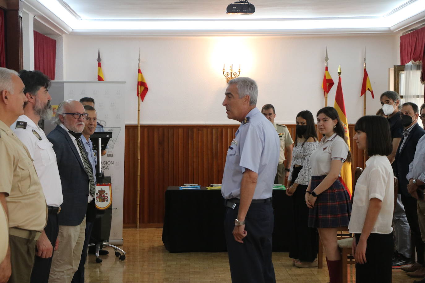 La Subdelegació nde Defensa acoge la entrega de premios de la IX edición del concurso literario escolar 'Carta a un Militar Español' | El jurado reconoce la «emoción y calidad literaria» de las cinco cartas premiadas de alumnas de institutos de la provincia 