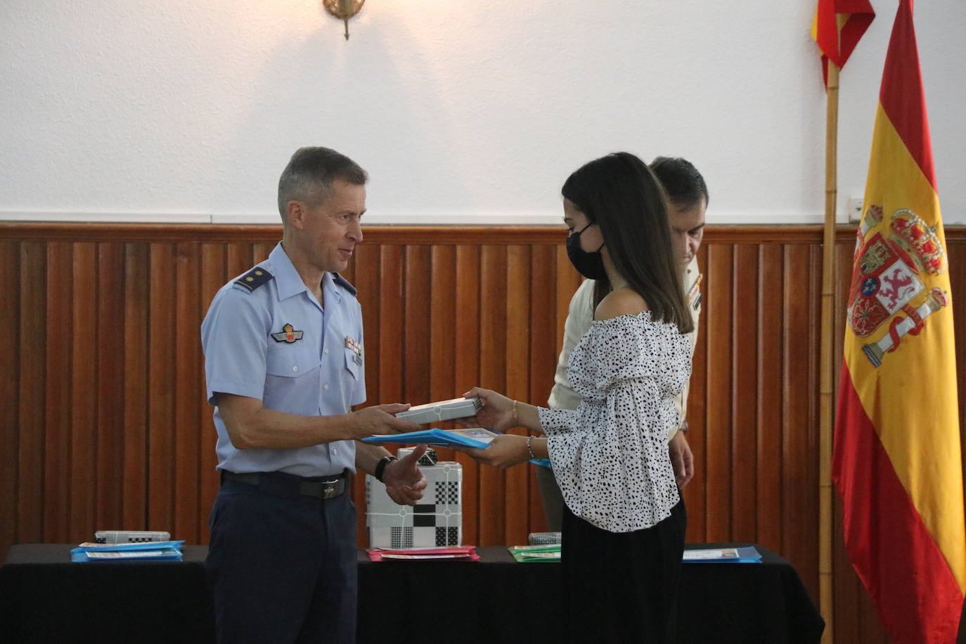 La Subdelegació nde Defensa acoge la entrega de premios de la IX edición del concurso literario escolar 'Carta a un Militar Español' | El jurado reconoce la «emoción y calidad literaria» de las cinco cartas premiadas de alumnas de institutos de la provincia 