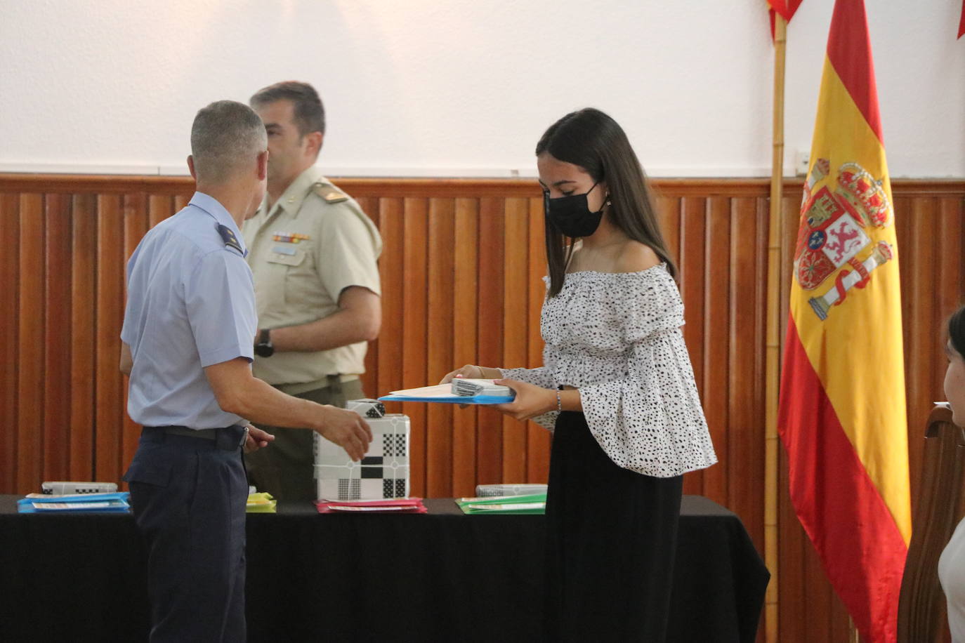 La Subdelegació nde Defensa acoge la entrega de premios de la IX edición del concurso literario escolar 'Carta a un Militar Español' | El jurado reconoce la «emoción y calidad literaria» de las cinco cartas premiadas de alumnas de institutos de la provincia 