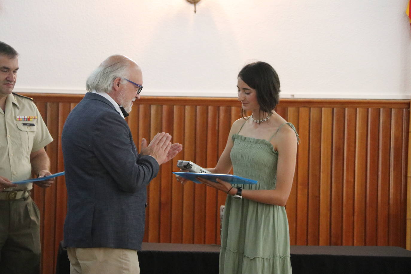 La Subdelegació nde Defensa acoge la entrega de premios de la IX edición del concurso literario escolar 'Carta a un Militar Español' | El jurado reconoce la «emoción y calidad literaria» de las cinco cartas premiadas de alumnas de institutos de la provincia 