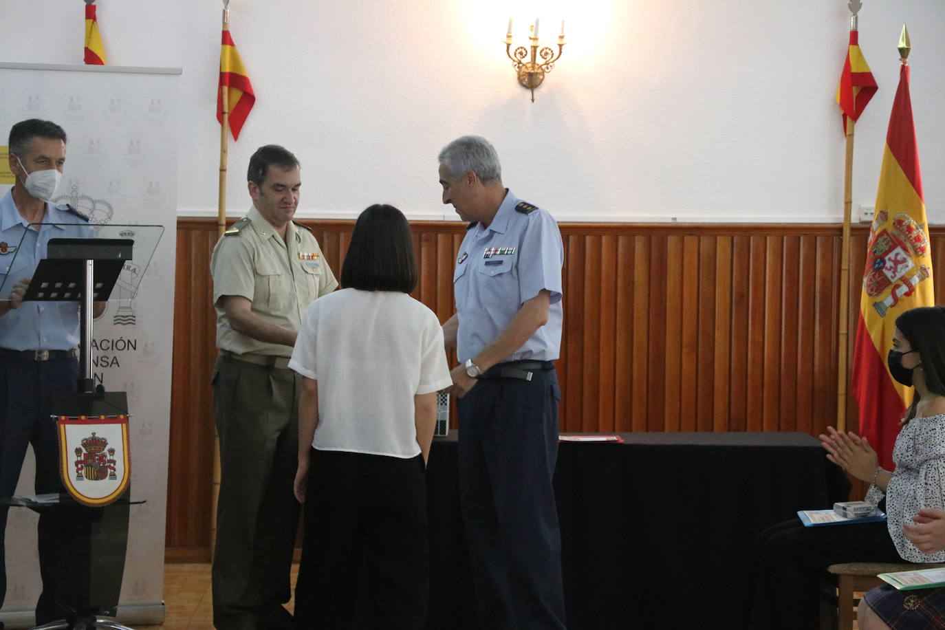 La Subdelegació nde Defensa acoge la entrega de premios de la IX edición del concurso literario escolar 'Carta a un Militar Español' | El jurado reconoce la «emoción y calidad literaria» de las cinco cartas premiadas de alumnas de institutos de la provincia 