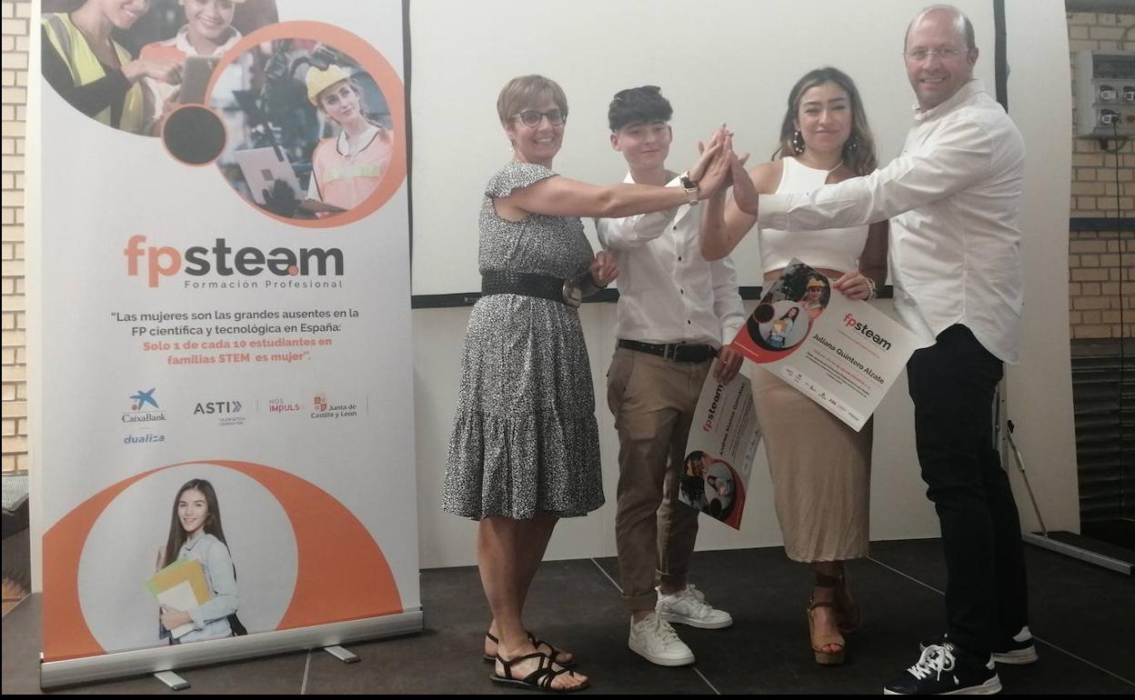 Las alumnas junto a sus profesores en la entrega del premio.