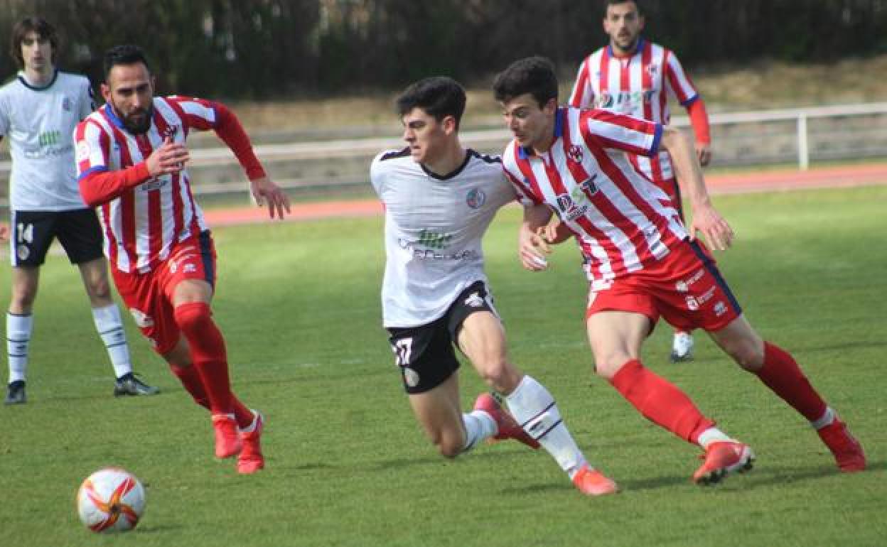 Gonzalo disputa un balón en el choque ante el Salamanca B.