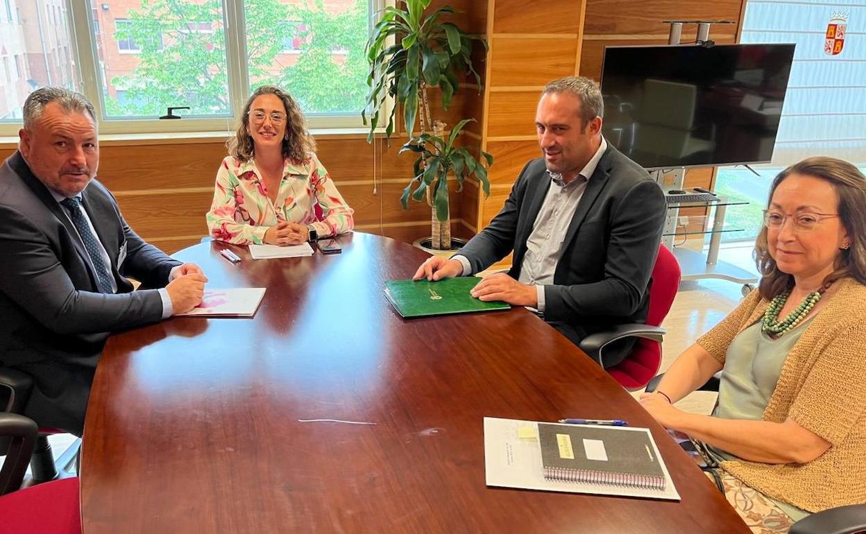 Imagen de la reunión mantenida con la consejera. 