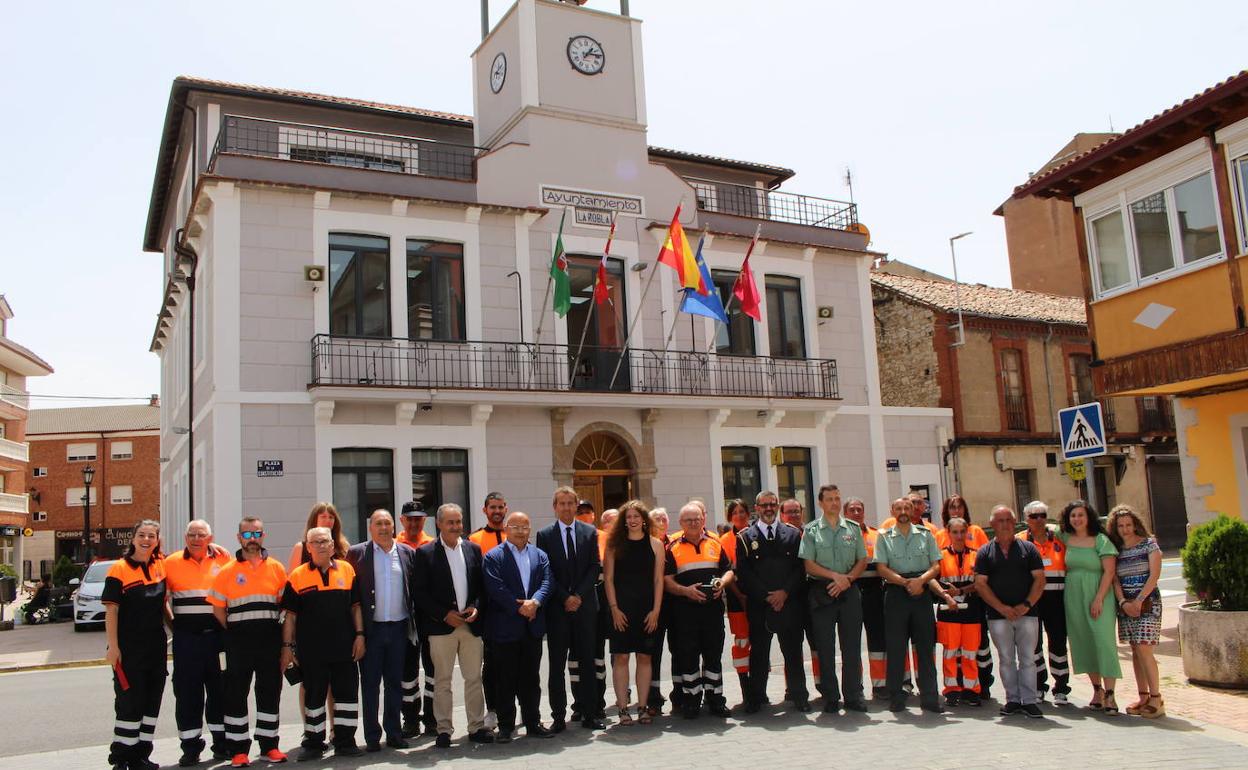 Foto de familia de los integrantes del cuerpo con el alcalde roblano.