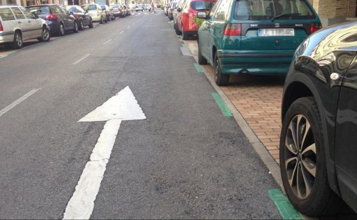 Zona de preferencia de residentes en una de las calles de León. 