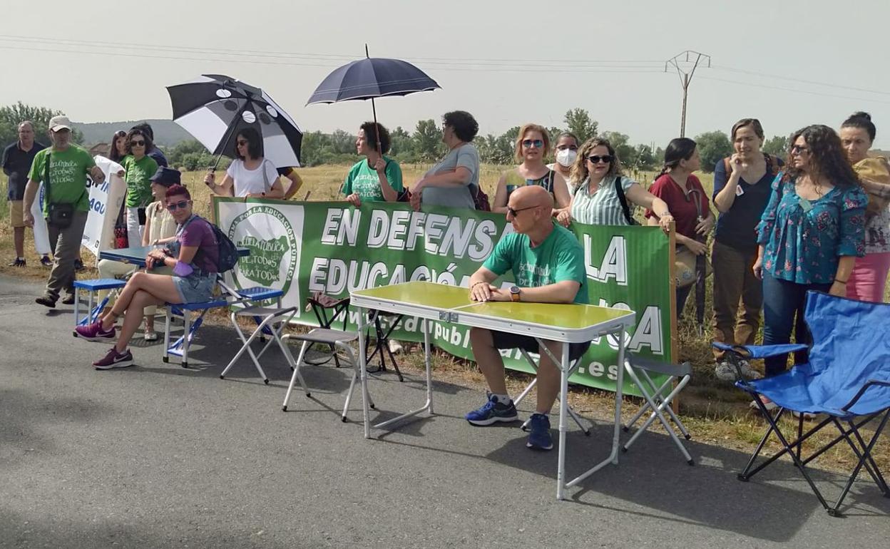 Tras la concentración la Junta de Personal Docente no universitario ha celebrado su último pleno en la parcela donde debería estar ya el instituto.