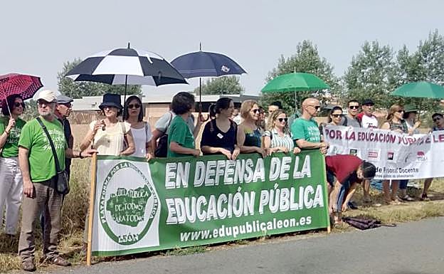 Un instante de la concentración realizada este jueves ante la parcela en la que se debería levantar el nuevo centro educativo para Villaquilambre. 
