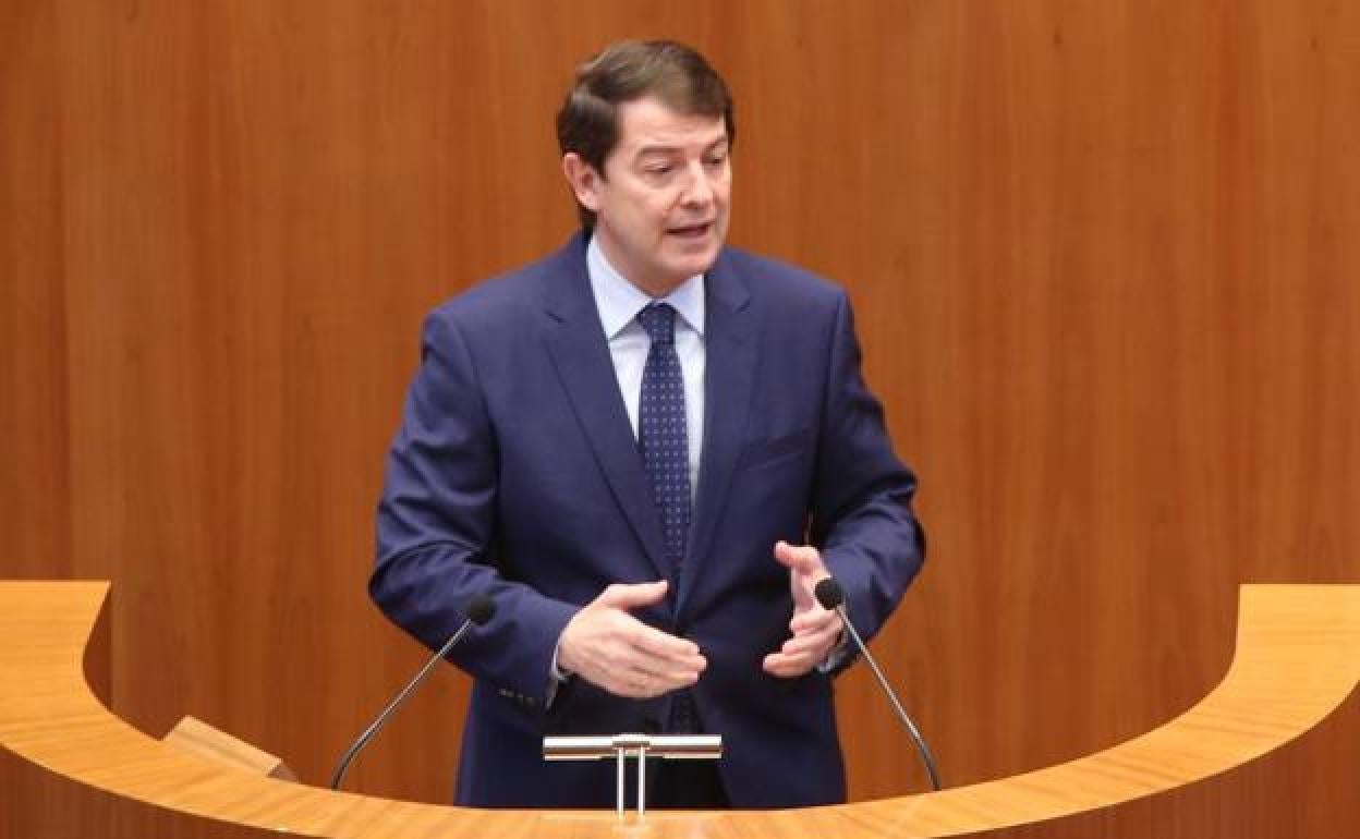 Alfonso Fernández Mañueco, durante una sesión en el pleno de las Cortes de Castilla y León.