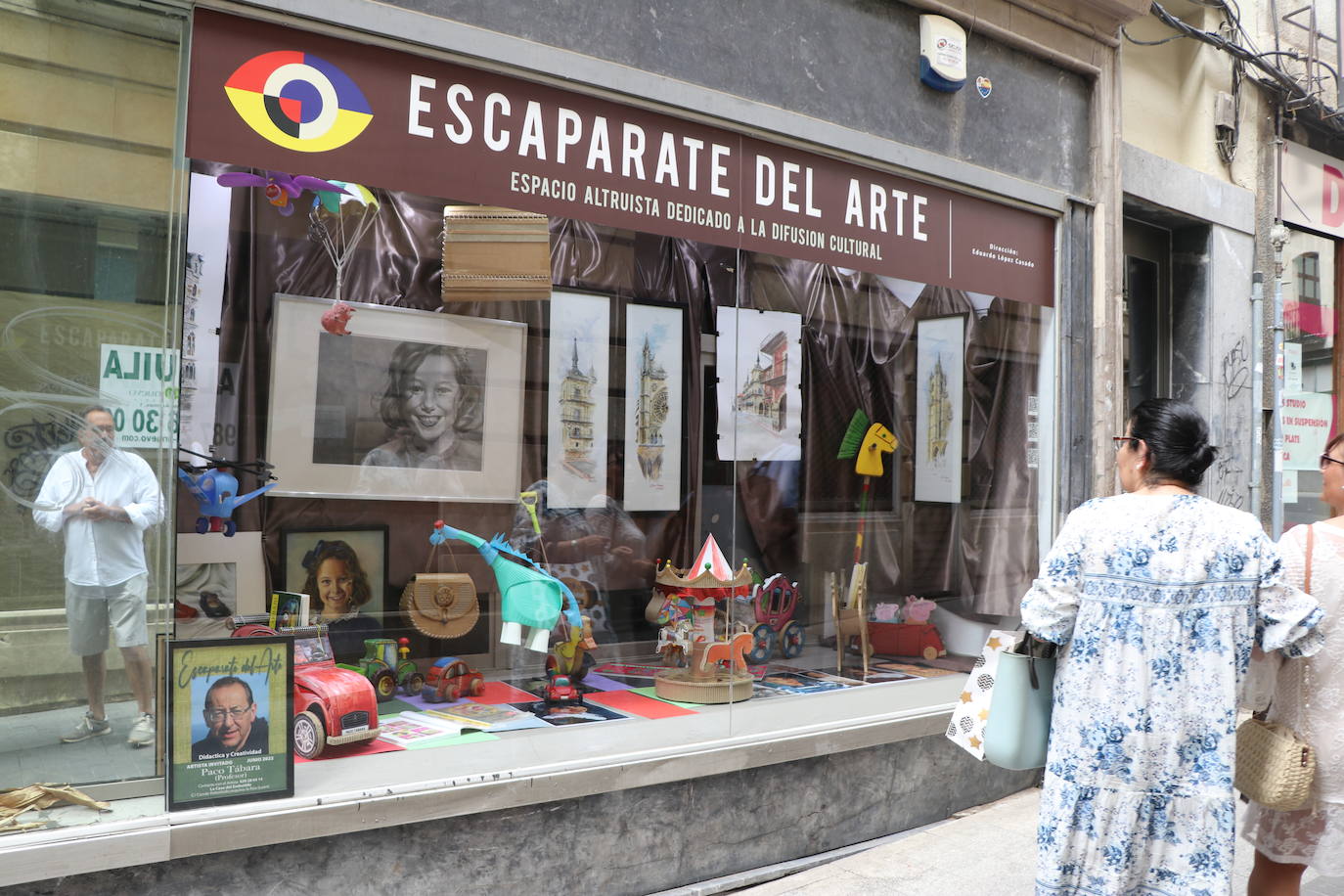La Casa del Embutido convierte uno de sus escaparates en la calle Conde Rebolledo en una ventana al arte con exposiciones mensuales de artistas leoneses | Proponen crear una certamen artístico «úncio en España y en Europa» replicando la idea de exponer «a pie de calle» en otros locales de la calle.