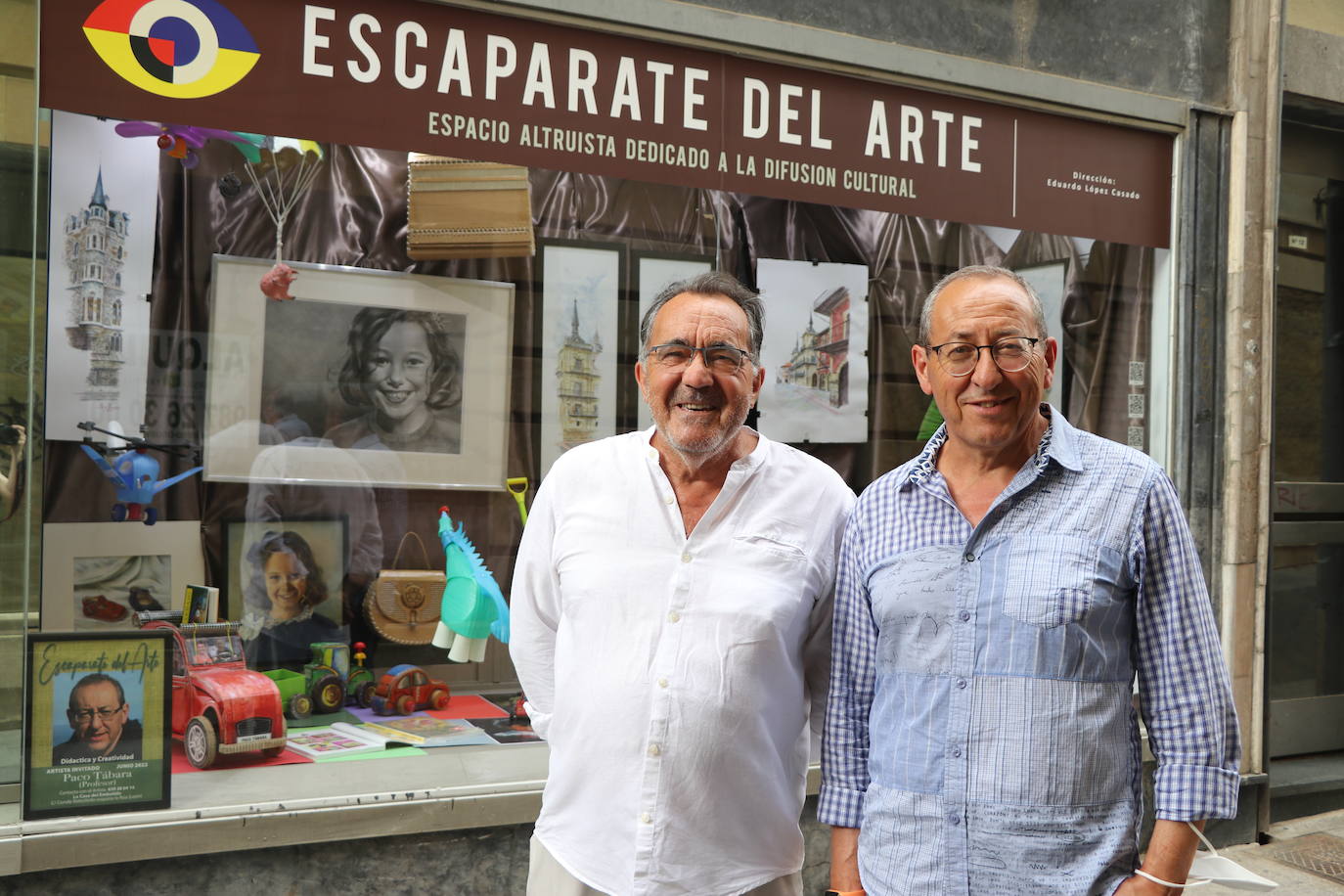La Casa del Embutido convierte uno de sus escaparates en la calle Conde Rebolledo en una ventana al arte con exposiciones mensuales de artistas leoneses | Proponen crear una certamen artístico «úncio en España y en Europa» replicando la idea de exponer «a pie de calle» en otros locales de la calle.