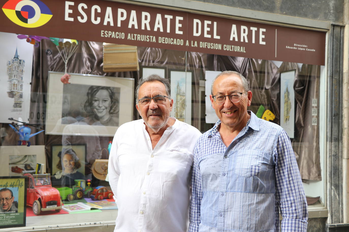 La Casa del Embutido convierte uno de sus escaparates en la calle Conde Rebolledo en una ventana al arte con exposiciones mensuales de artistas leoneses | Proponen crear una certamen artístico «úncio en España y en Europa» replicando la idea de exponer «a pie de calle» en otros locales de la calle.
