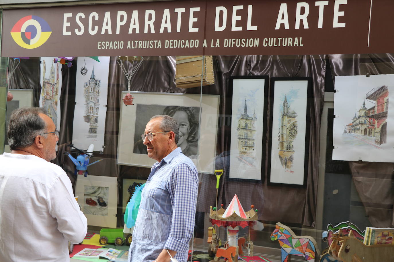 La Casa del Embutido convierte uno de sus escaparates en la calle Conde Rebolledo en una ventana al arte con exposiciones mensuales de artistas leoneses | Proponen crear una certamen artístico «úncio en España y en Europa» replicando la idea de exponer «a pie de calle» en otros locales de la calle.