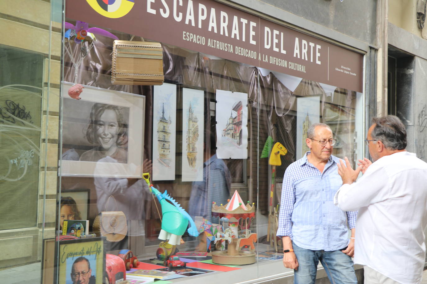 La Casa del Embutido convierte uno de sus escaparates en la calle Conde Rebolledo en una ventana al arte con exposiciones mensuales de artistas leoneses | Proponen crear una certamen artístico «úncio en España y en Europa» replicando la idea de exponer «a pie de calle» en otros locales de la calle.