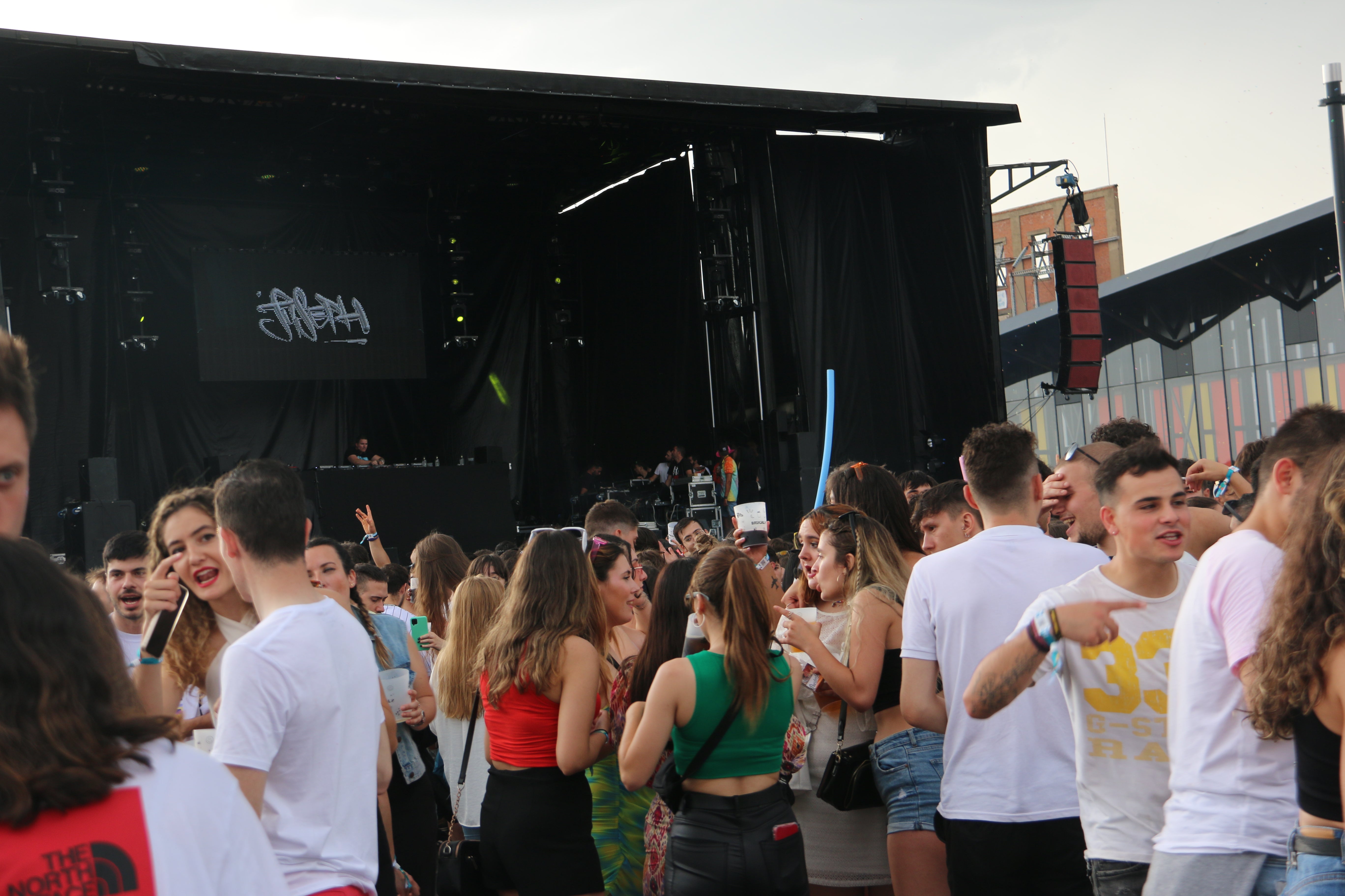 El Monoloco Fest acoge una segunda edición con casi 8.000 jóvenes congregados en el Palacio de exposiciones de León. 