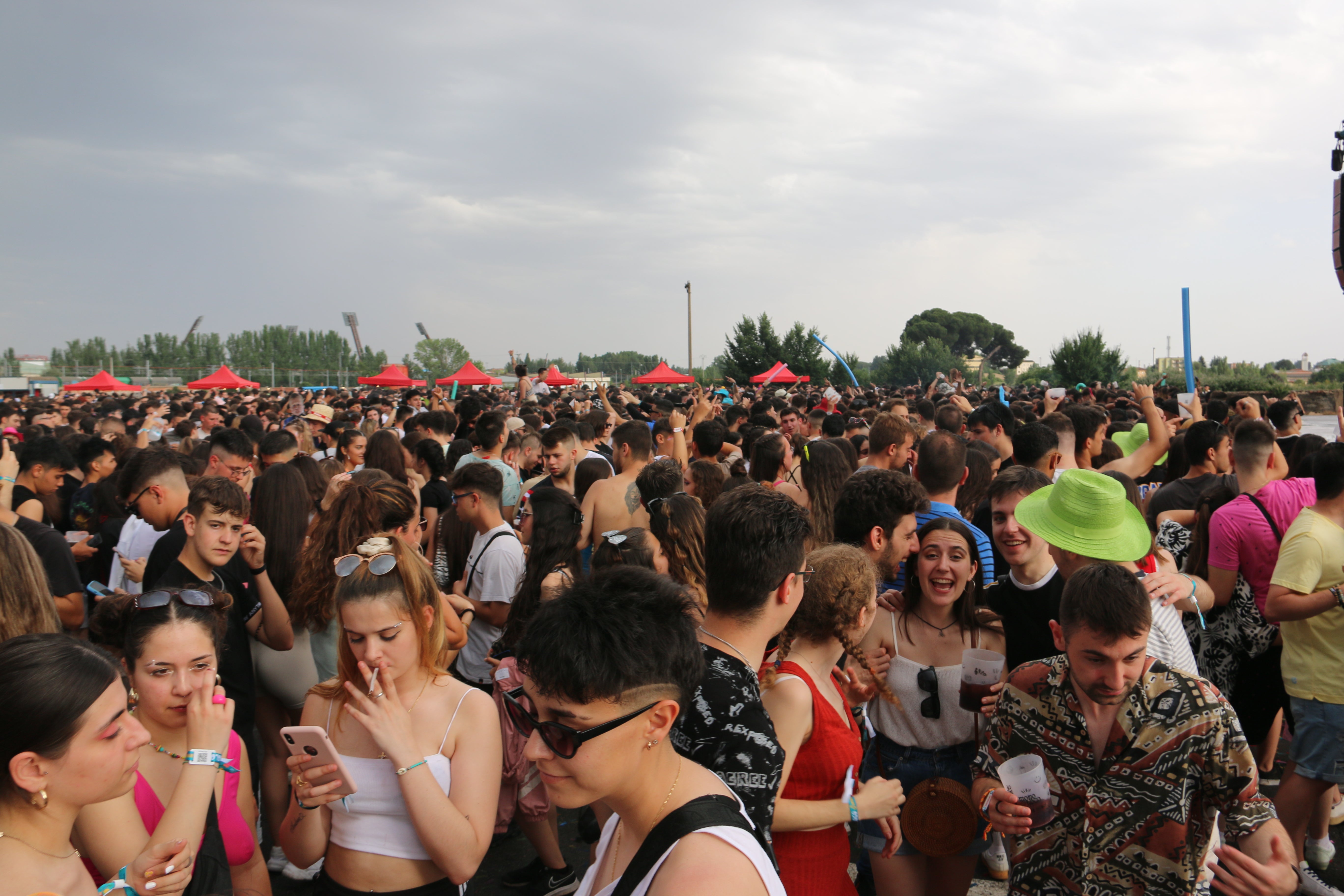 El Monoloco Fest acoge una segunda edición con casi 8.000 jóvenes congregados en el Palacio de exposiciones de León. 