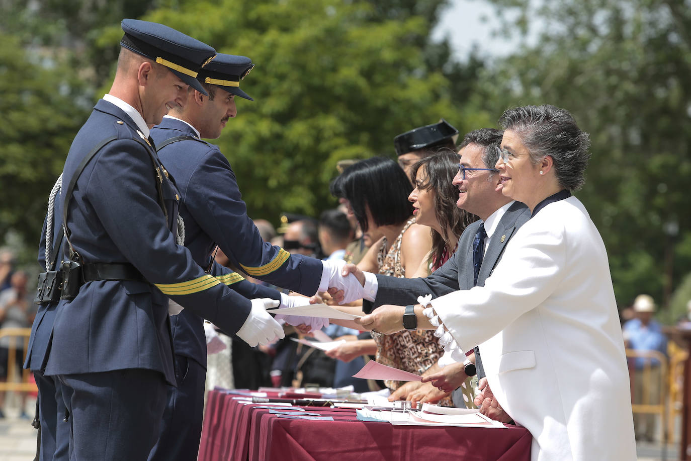 Fotos: Entrega de Hijos Adoptivos de la ciudad de León a los militares de la Academia Básica del Aire