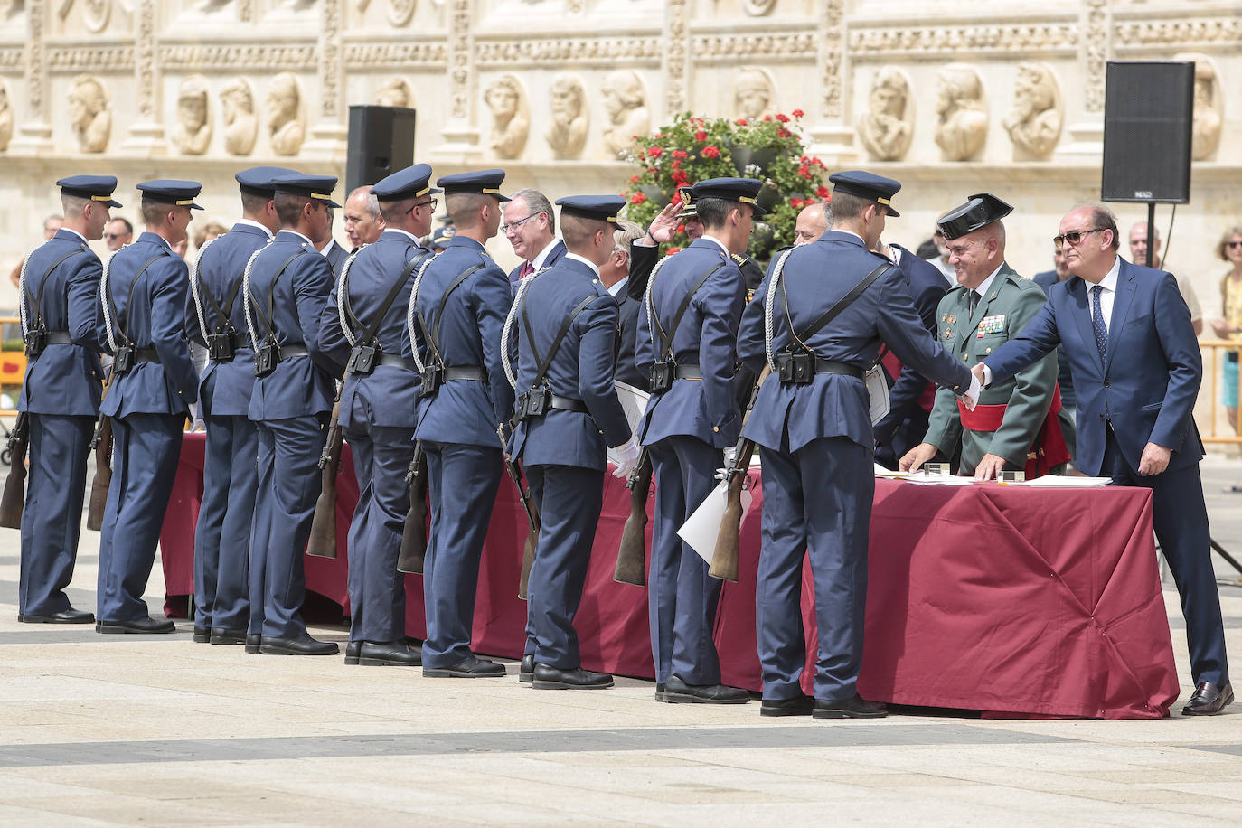 Fotos: Entrega de Hijos Adoptivos de la ciudad de León a los militares de la Academia Básica del Aire