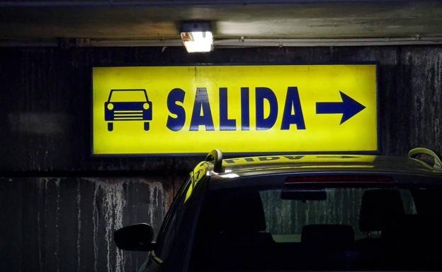 Galería. Letrero de 'salida' en el interior del aparcamiento de Santo Domingo. 