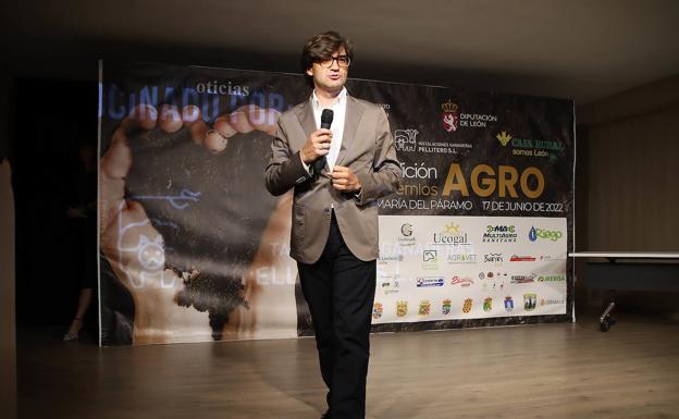 Óscar Oblanca, vicepresidente del Grupo Oblanca recoge el premio agro de innovación. 