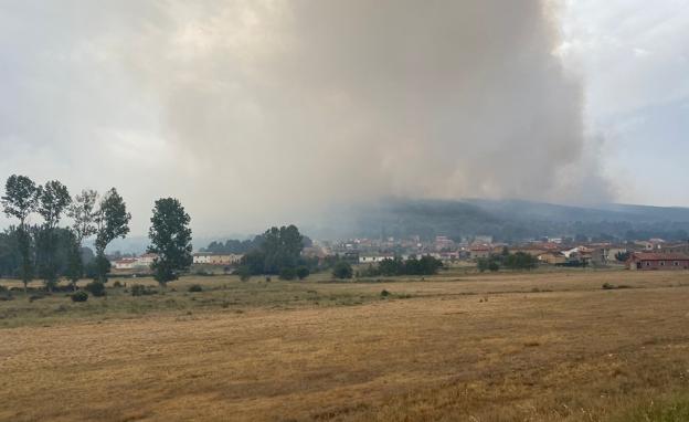 La cortina de humo se puede ver a varios kilómetros de distancia y cubre buena parte de la provincia de León.