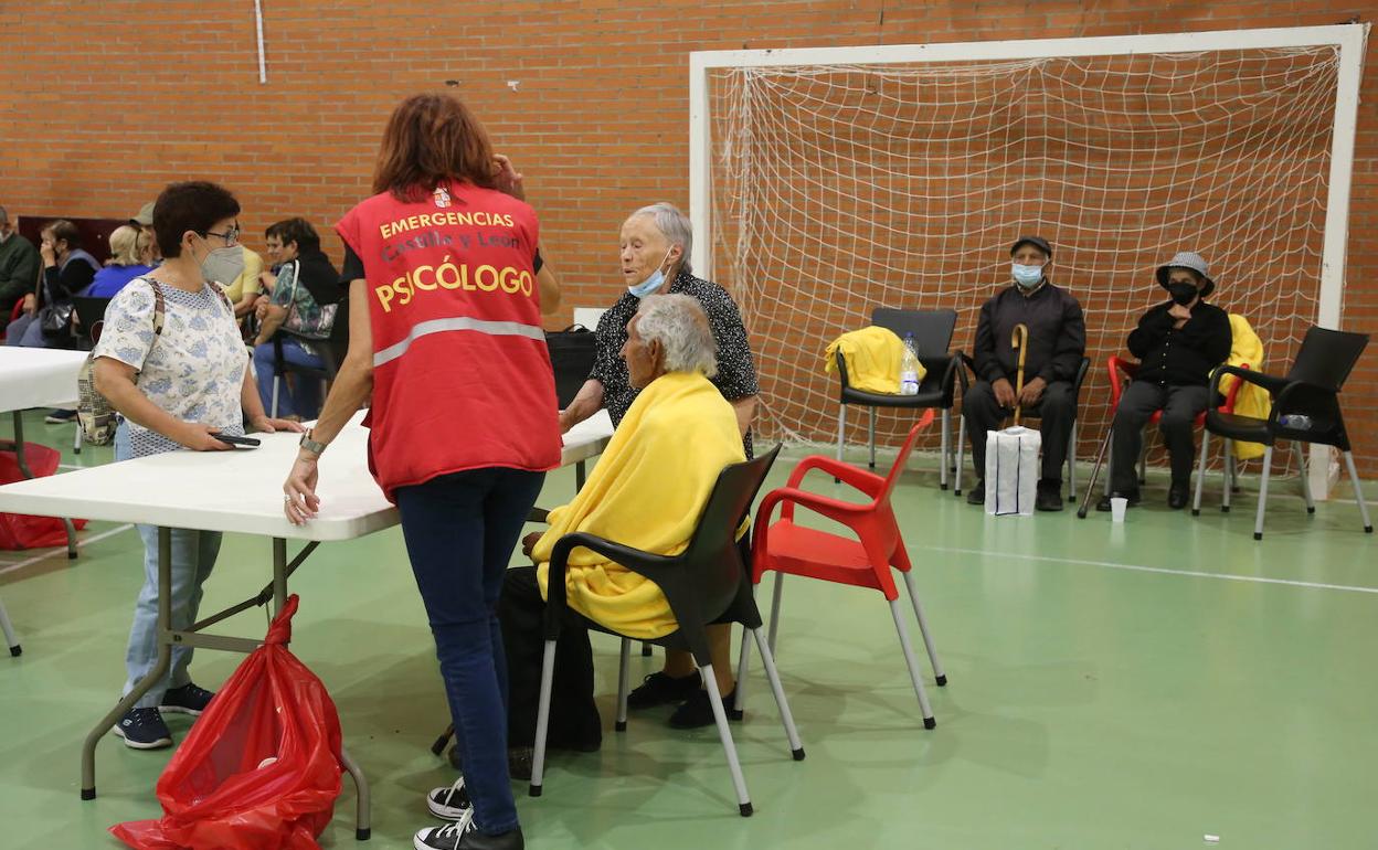 Imagenes de personas desalojadas del incendio Sierra de la Culebra. 