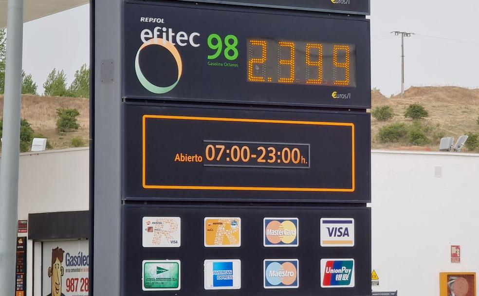 Imagen de una gasolinera en Onzonilla, este sábado, con el litro de combustible a 3,39 euros. 