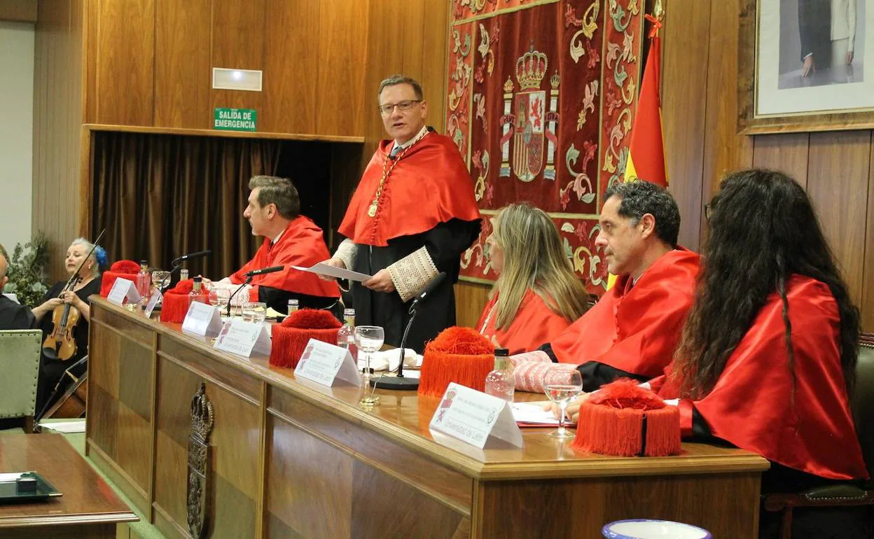 El Colegio de Abogados de Figueres impone ocho nuevas togas durante su  fiesta patronal