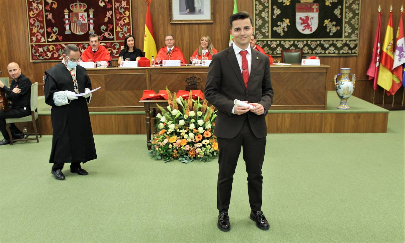 Fotos: Graduación de Derecho en la ULE